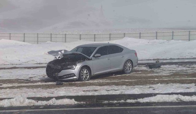 Van'da Kaymakamın bulunduğu otomobil kaza yaptı