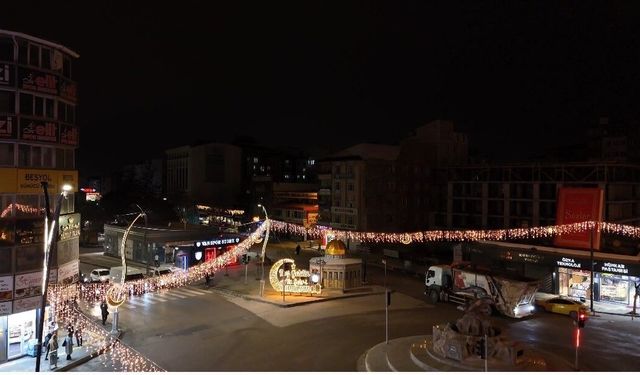 Van'da Ramazan ışıltısı: Kent meydanları görsel şölene dönüştü