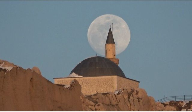 Van'da tarih ile dolunayın buluşması görsel şölen sundu