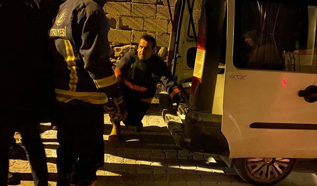 Van'ın Edremit ilçesinde park halindeki kamyonetin motoru yandı