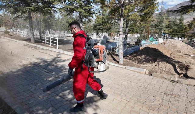 Yahyalı Belediyesi'nden bayram öncesi mezarlıklarda temizlik çalışması