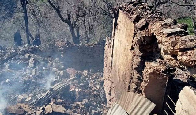 Yanan evden parasını kurtarmak isterken ağır yaralandı