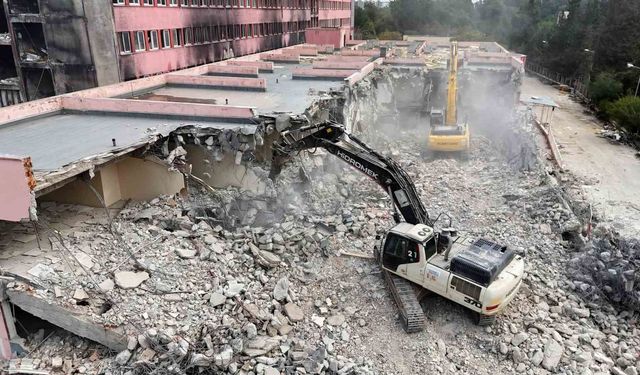 Yangında kullanılamaz hale gelen hastane, 3 yılın ardından yıkılmaya başlandı