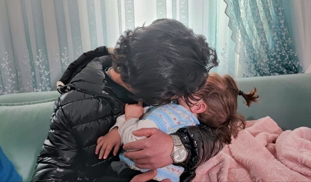 Yangından kurtardığı bebekle buluştu, duygusal anlar yaşandı