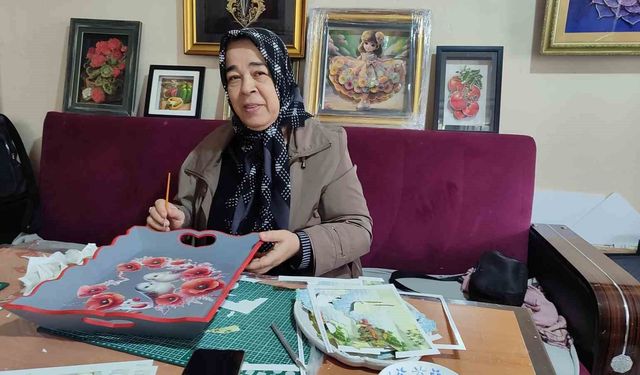 Yaşlı kadın kurslarda üreterek huzur buldu