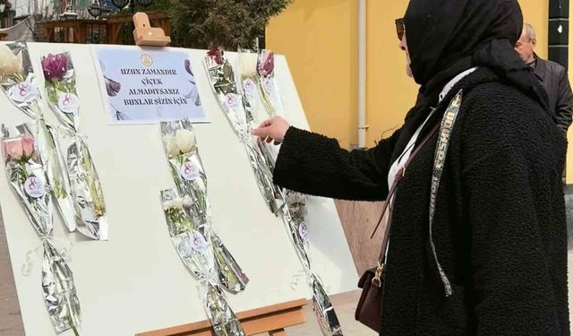 Yazıyı okuyan çiçek aldı: Yaşlı kadın hayatında ilk kez bu mutluluğu yaşadı