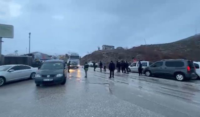 Yüksekova-Van kara yolu kontrollü şekilde geçişlere açıldı