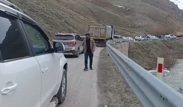 Yüksekova-Van kara yolunda heyelan ulaşımı aksattı