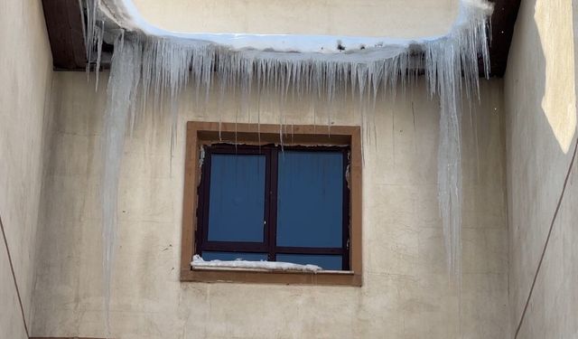 Yüksekova'da dondurucu soğuklar: Buz sarkıtlarının boyu 1 metreyi aştı