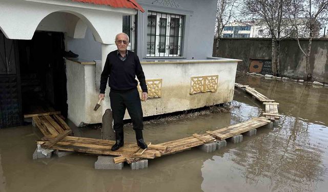 Yüksekova'da Venedik çilesi: Evlere giriş tahtadan köprülerle sağlanıyor