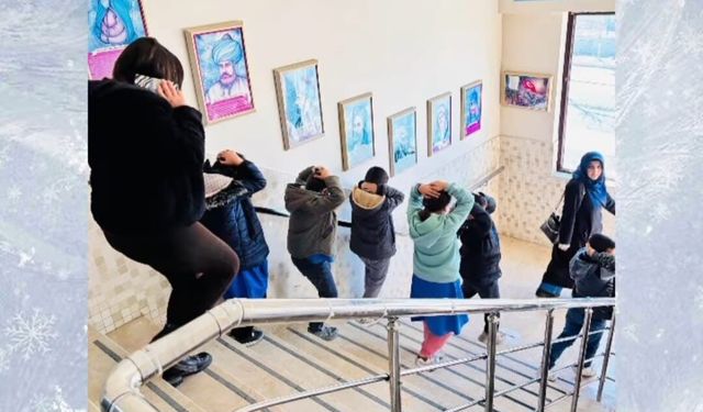 Yunak'taki okullarda deprem tahliye tatbikatı gerçekleştirildi