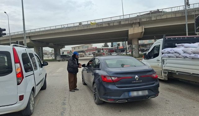 Zabıta operasyonuyla yakalanan dilencilerin üzerinde 4 bin TL'yi bulan para ele geçirildi