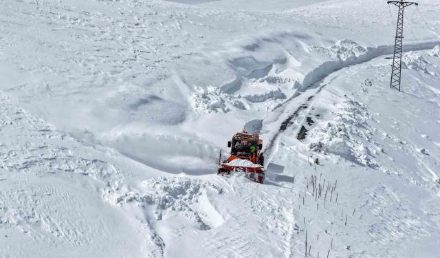 Zorlu coğrafyada yoğun mesai: Sınırdaki karakollar ve yerleşim yerleşim yerlerine ulaşım sağlanıyor