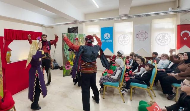 Hacivat ve Karagöz Rize'de ilkokul öğrencileriyle buluştu