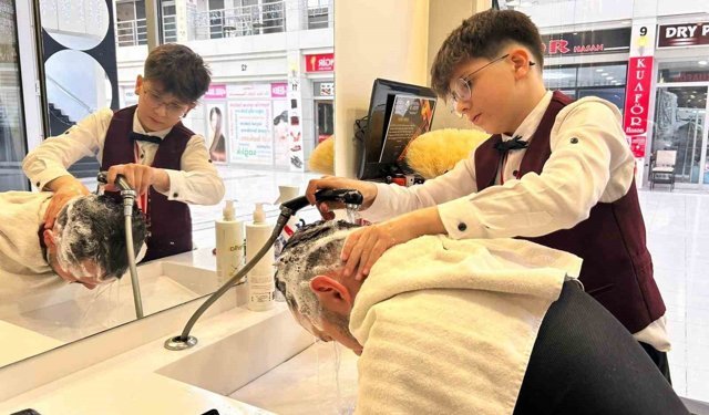 13 yaşındaki kuaför Çınar, küçük yaşına rağmen ustalarına taş çıkarıyor