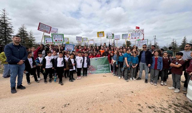 15 okuldan 230 öğrenci 115 fidanı toprakla buluşturdu