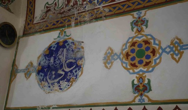 5 asırlık miras alarm veriyor: Ahi Evran Cami'nin sıva ve boyaları dökülüyor