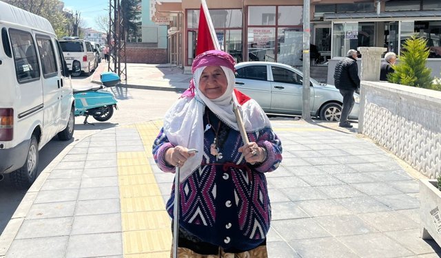 75 yaşındaki Satı teyzenin bayrak sevgisi