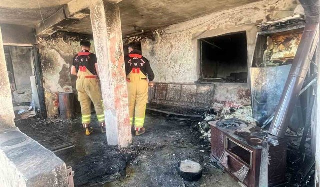 Afşin'de ev yangını: 4 kişi dumandan etkilendi
