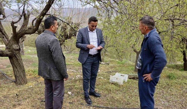 Akçadağ Belediye Başkanı Ulutaş, doludan etkilenen üreticileri ziyaret etti