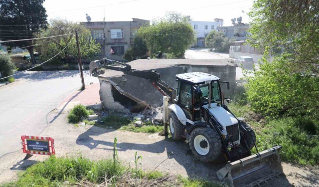 Akdeniz'de tehlike saçan metruk yapılar yıkılıyor