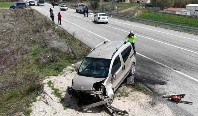 Aksaray'da 3 araç çarpıştı: 1'i ağır 7 yaralı