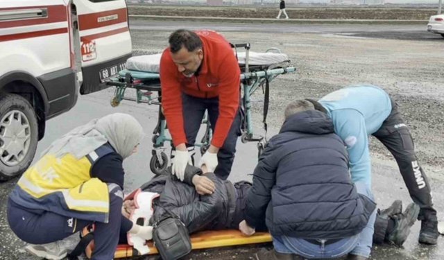 Aksaray'da otomobil ile motosiklet çarpıştı: 1 yaralı