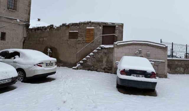 Aksaray'ın Güzelyurt ilçesi, çiçek açmış meyve ağaçları ve yağan karla ilçe beyaza büründü