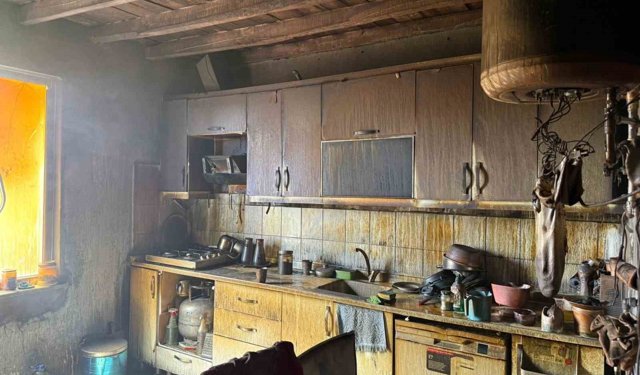 Alevlere teslim olan ev kullanılmaz hale geldi