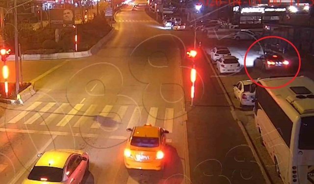 Alkollü sürücü trafiği altüst etti, gözaltına alınırken de 3 polisi yaraladı