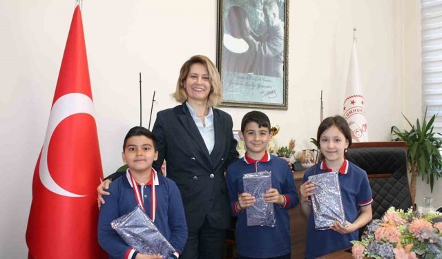 Altıntaş'ta dereceye giren öğrenciler ödüllendirildi