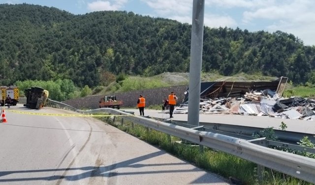 Amasya'da devrilen tırın sürücüsü hayatını kaybetti