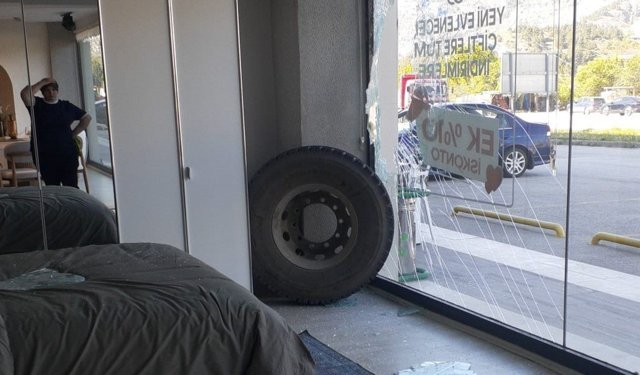 Amasya'da kamyondan kopan teker mağazaya daldı