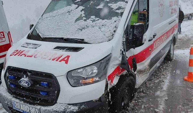 Ambulans ile otomobil çarpıştı: 3 kişi yaralandı