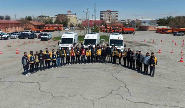 Ambulans sürücülerine sürüş eğitimi