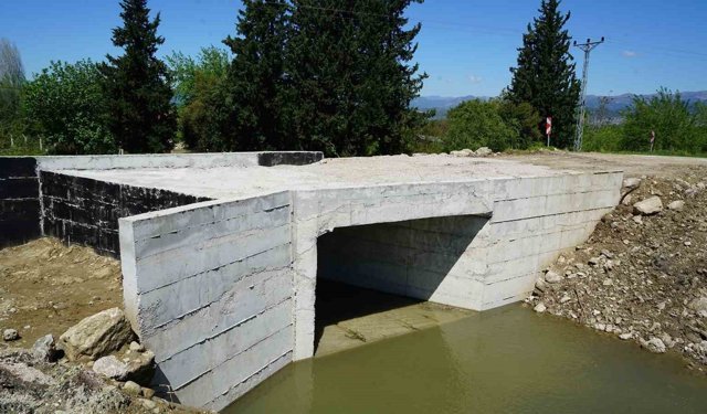 Andırın'da 5 mahalleye ulaşım sağlayan köprü menfezde sona gelindi