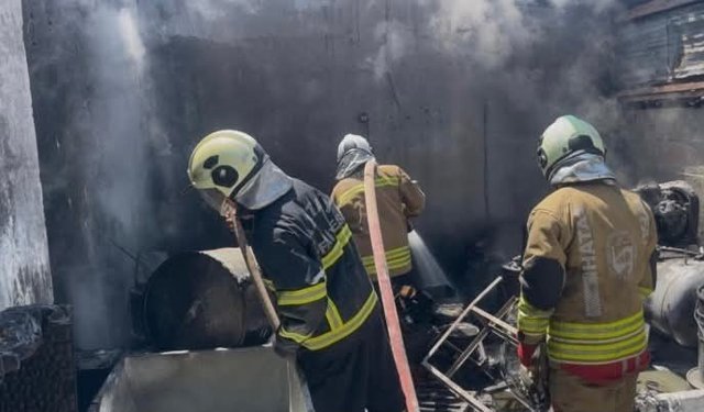 Antakya'da iş yeri alevlere teslim oldu