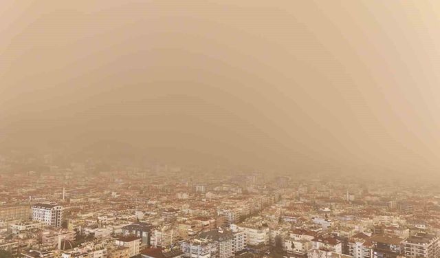 Antalya semaları kahverengiye büründü Sahra Çölü üzerinden gelen toz taşınımı çamur olup yağdı