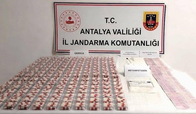 Antalya'da bir araçta yapılan aramada uyuşturucu madde ele geçirildi