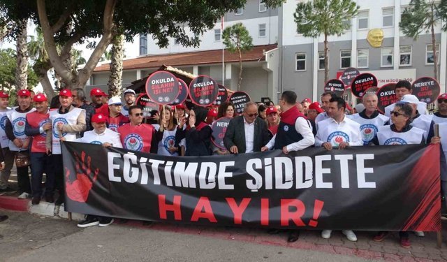 Antalya'da okullara yapılan saldırılar protesto edildi