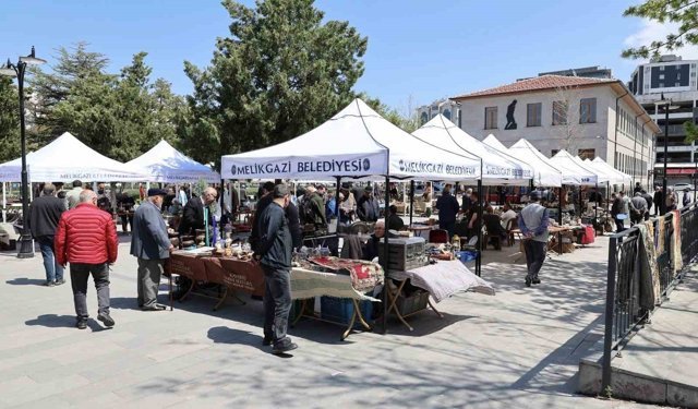 Antika Pazarı koleksiyonerleri bir araya geldi
