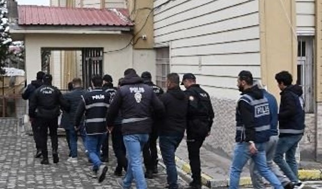 Ardahan merkezli 5 ilde 'rüşvet ve görevi kötüye kullanma' operasyonu: 7 kişi tutuklandı