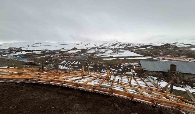 Ardahan'da şiddetli rüzgar çatıları uçurdu