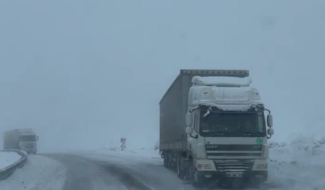 Ardahan'da ulaşıma kar ve tipi engeli