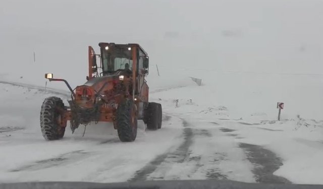 Ardahan'ın yüksek kesimlerinde kar ve tipi ulaşımı aksatıyor