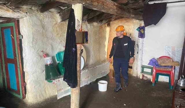 Aşırı yağış nedeniyle toprak damlı evde göçük