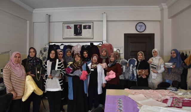 Atık kumaşlar kadınların ellerinde yeniden şekilleniyor