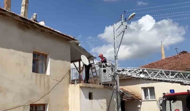 Baca temizlerken bayıldı, çatıdan itfaiye indirdi