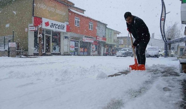 Baharı bekleyen Karlıova karlı bir güne uyandı