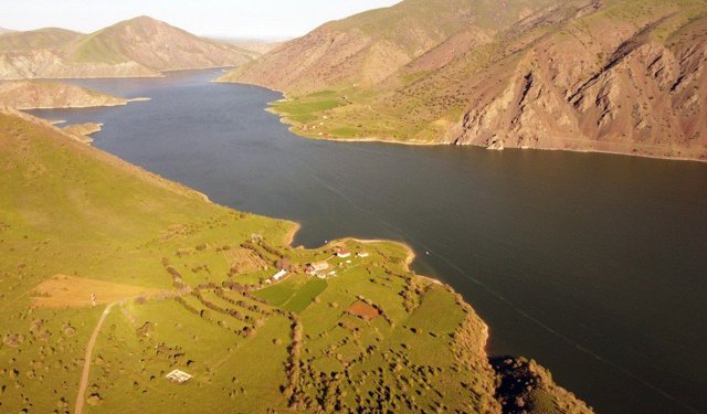 Baharın gelişiyle Keban Baraj Gölü'nde eşsiz manzara
